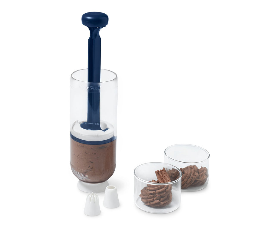 Ein 2-in-1-Dessert-Blitz mit Schokoladenfüllung in einem Glasbehälter und zwei Gläser mit fertigem Dessert.