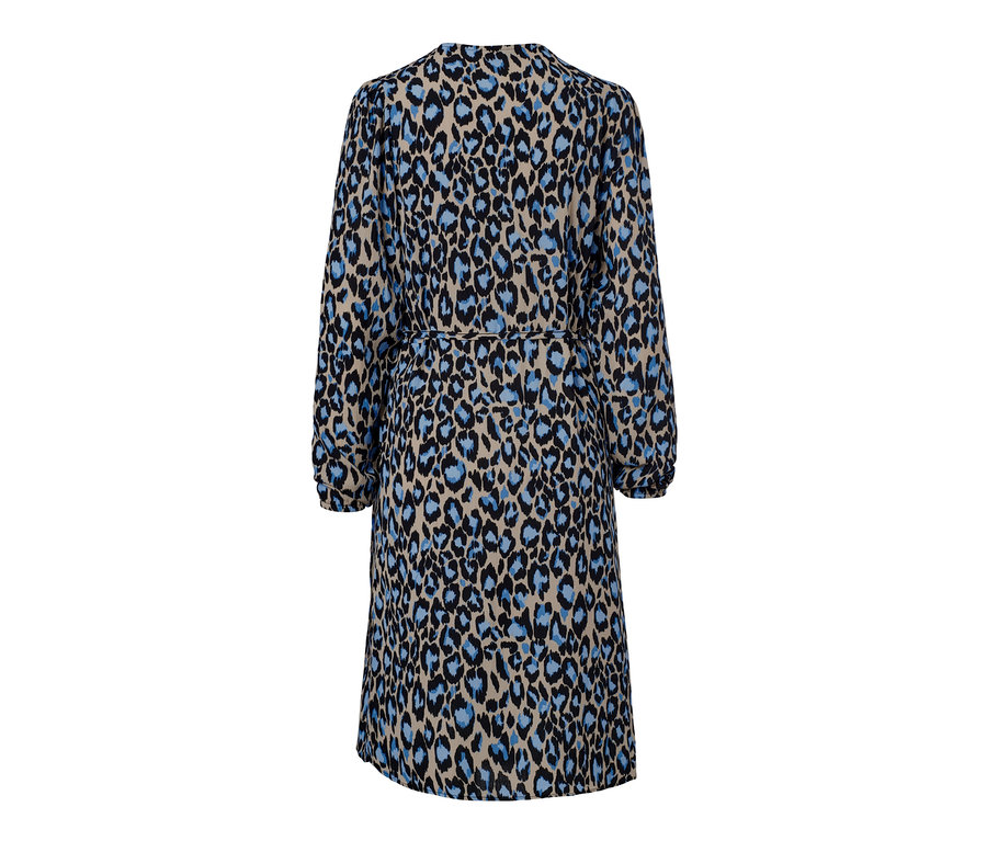 Detailansicht eines Wickelkleids mit blauem und schwarzem Tiermuster.