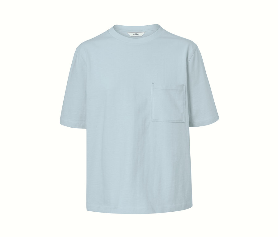 Helles blaues Oversized-Shirt mit Brusttasche.