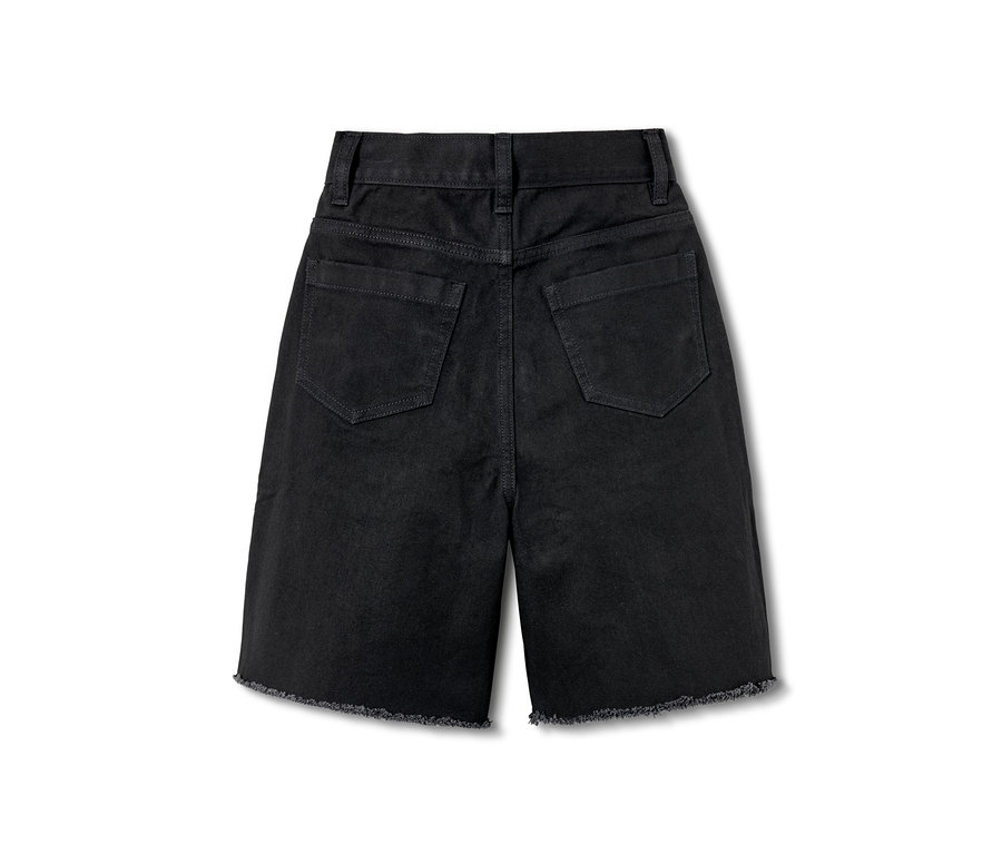 Detailaufnahme von schwarzen Bermuda-Shorts mit Taschen und ausgefranstem Saum.