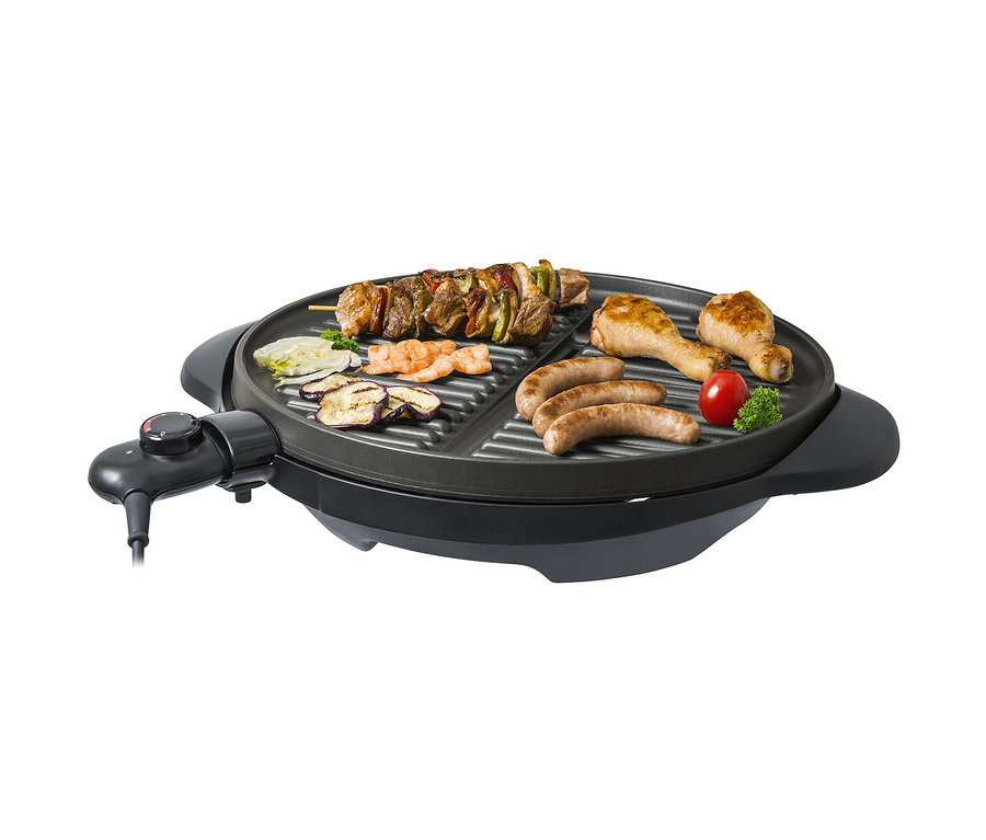 Auf dem Steba BBQ-Grill »VG 250« werden Spieße, Würstchen, Hähnchenschenkel, Garnelen und Gemüse zubereitet.