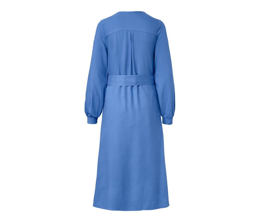 Blaues Midikleid mit Gürtel.