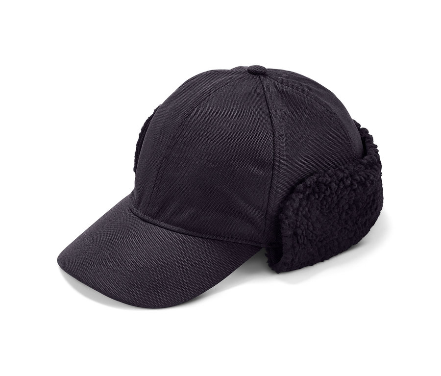 Eine schwarze Funktionscap mit Ohrenklappen liegt auf einem weißen Hintergrund.