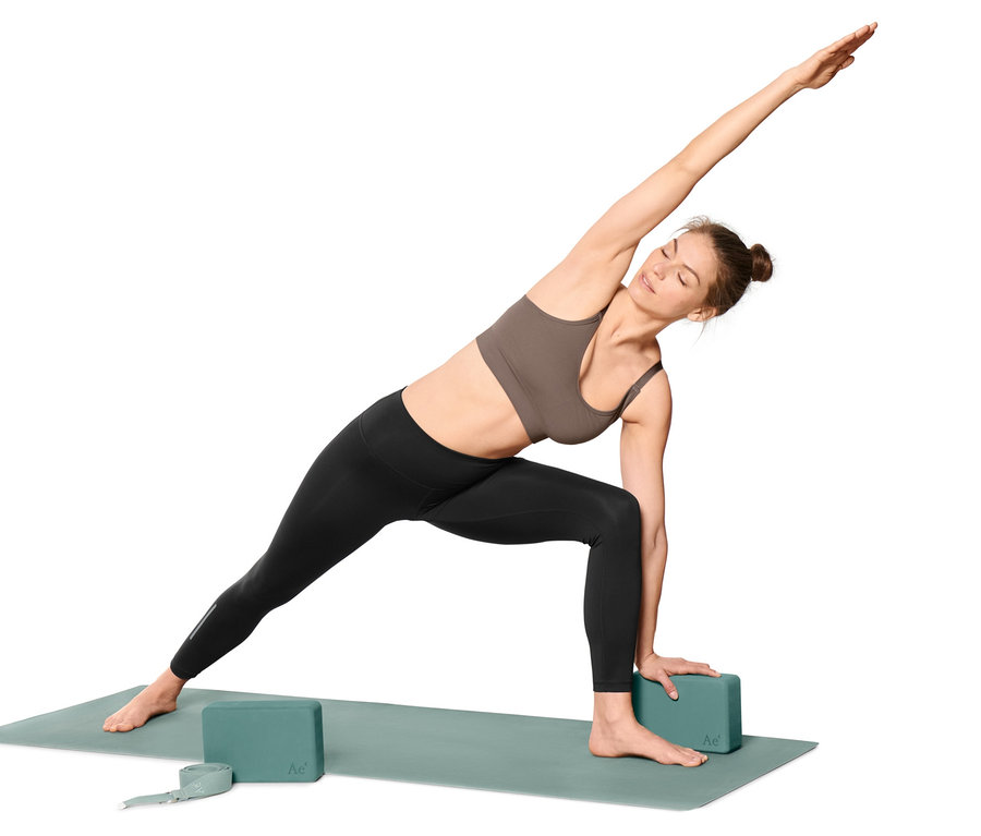 Frau macht Yoga mit einem 3-teiligen Yoga-Set.