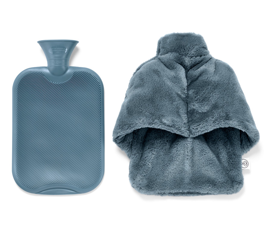 Eine blaue Wärmflasche und eine Wärmflasche mit Plüschbezug.
