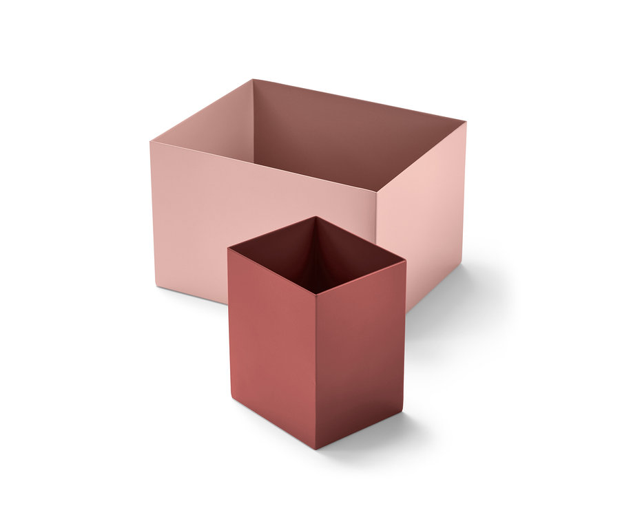 Zwei dekorative Boxen aus Metall: eine rosa und eine rostbraune.