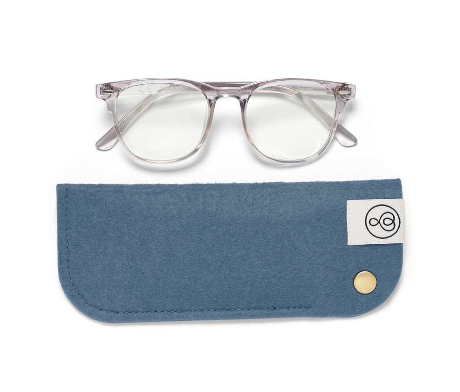 Eine Blaulichtfilter Brille ohne Sehstärke liegt auf einem blauen Brillenetui.