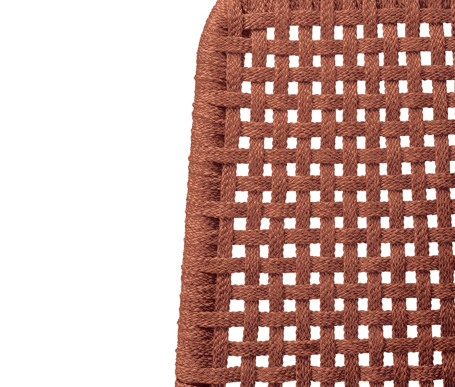 Detailansicht des Garten-Schaukelsessels »Rope« mit terrakottafarbenem Textilnetz.