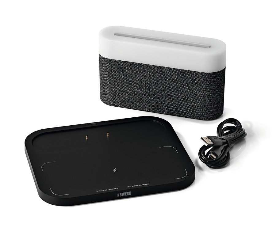 Schwarzes, kabelloses Ladepad und N8WERK Nachttischlampen-Wecker mit Wireless Charger.