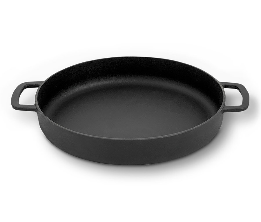 Schwarze COMBEKK Gusseisen-Servierpfanne »Sous-Chef« auf weißem Hintergrund.