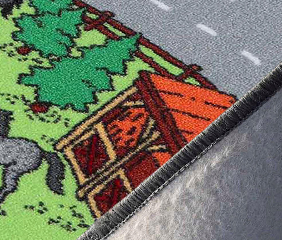 Detailansicht einer Ecke des Spielteppichs BAUERNHOF, der eine Straße, Bäume, Gebäude und ein Pferd zeigt.