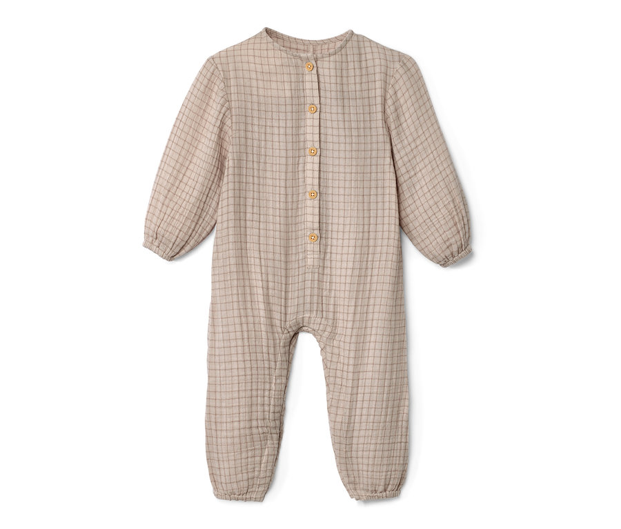 Ein beiger Baby-Strampler mit braunem Gittermuster und Knöpfen.