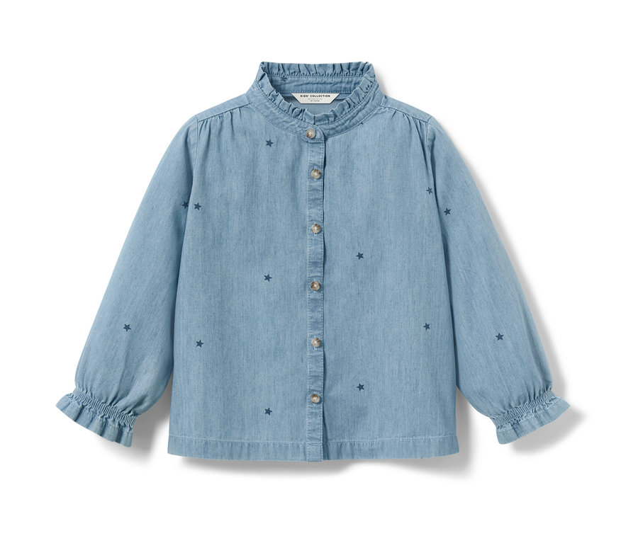 Helleblaue Kinder-Chambray-Bluse mit Sternen und langen Ärmeln.