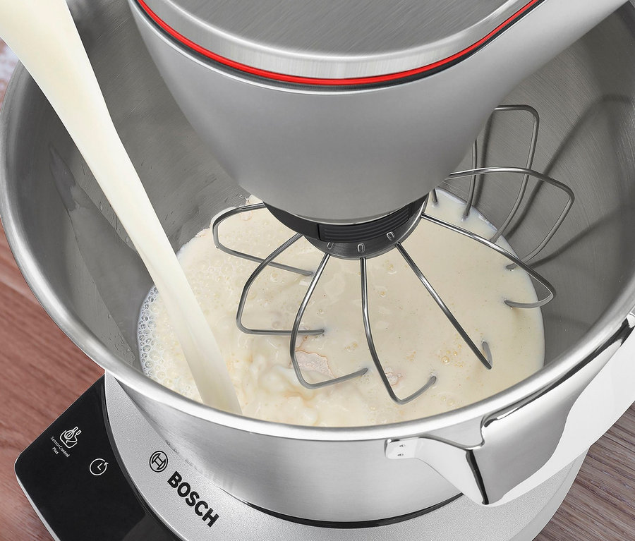 Milch wird in die Schüssel der Bosch Küchenmaschine MUM9DT5S41 gegossen.