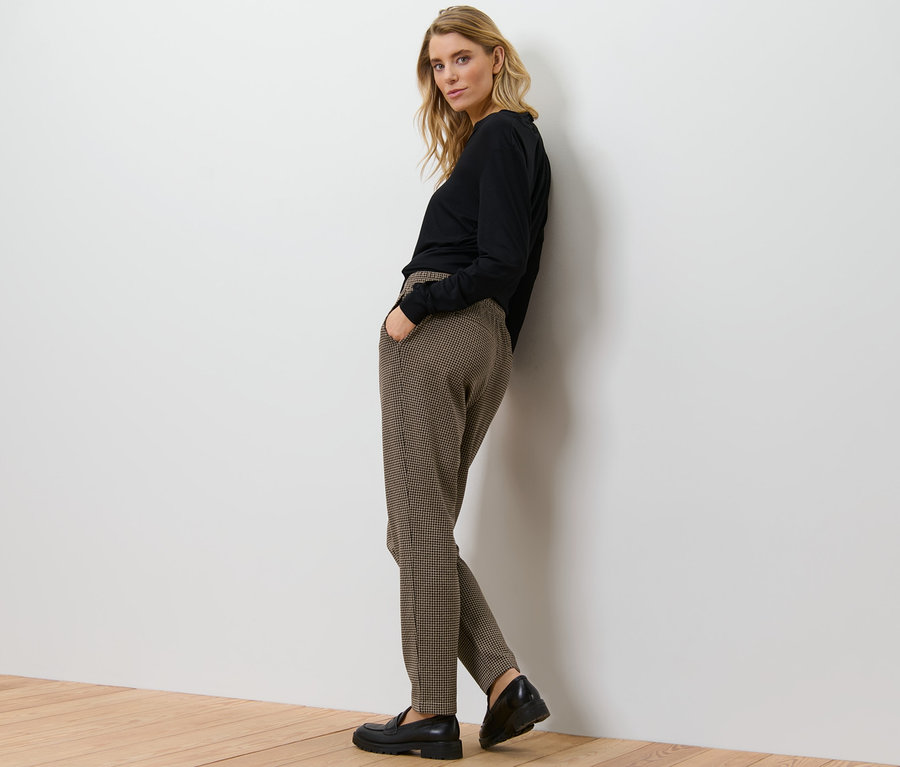 Frau posiert in Joggpants mit Hahnentritt-Jacquard.