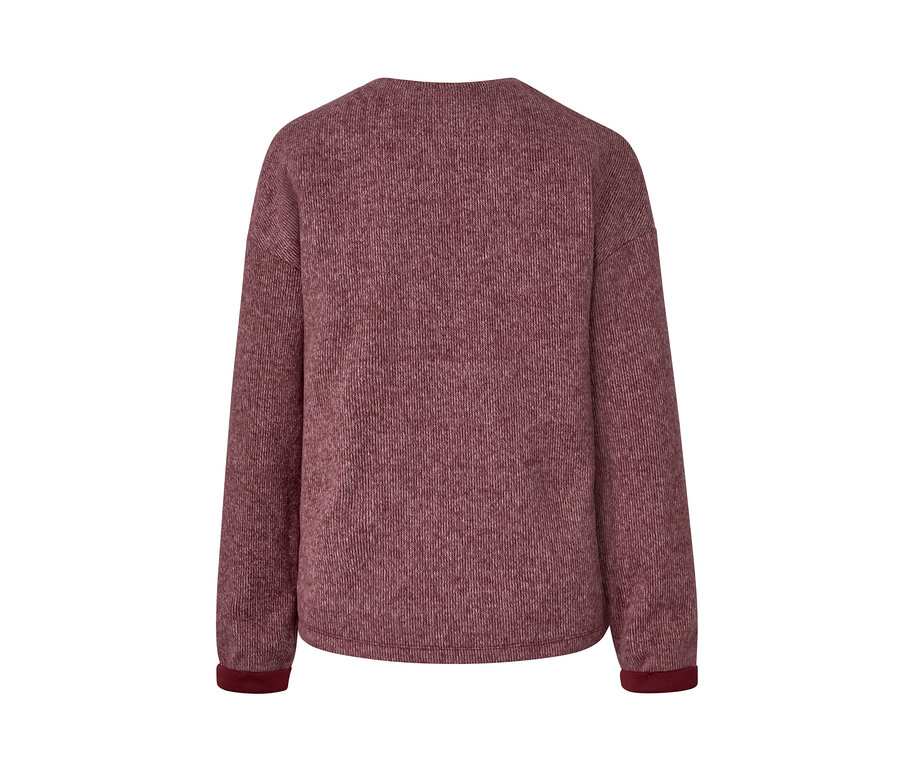 Detailansicht der Rückseite eines Feinstrick-Pullovers.