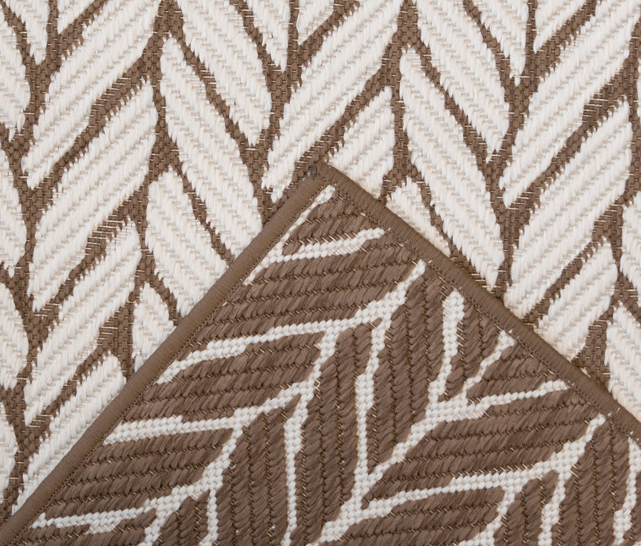 Detailaufnahme eines braunen Outdoor-Wendeppichs »Knitted Joy«.