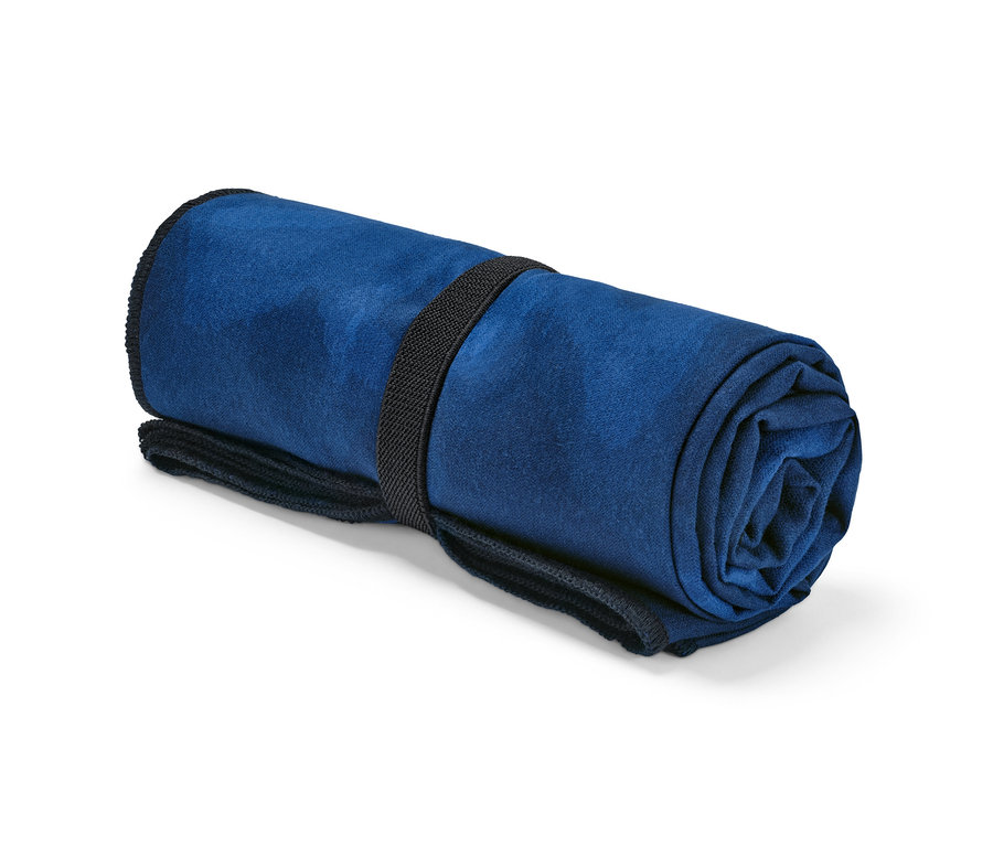 Gerolltes blaues Sporthandtuch mit schwarzem Riemen.