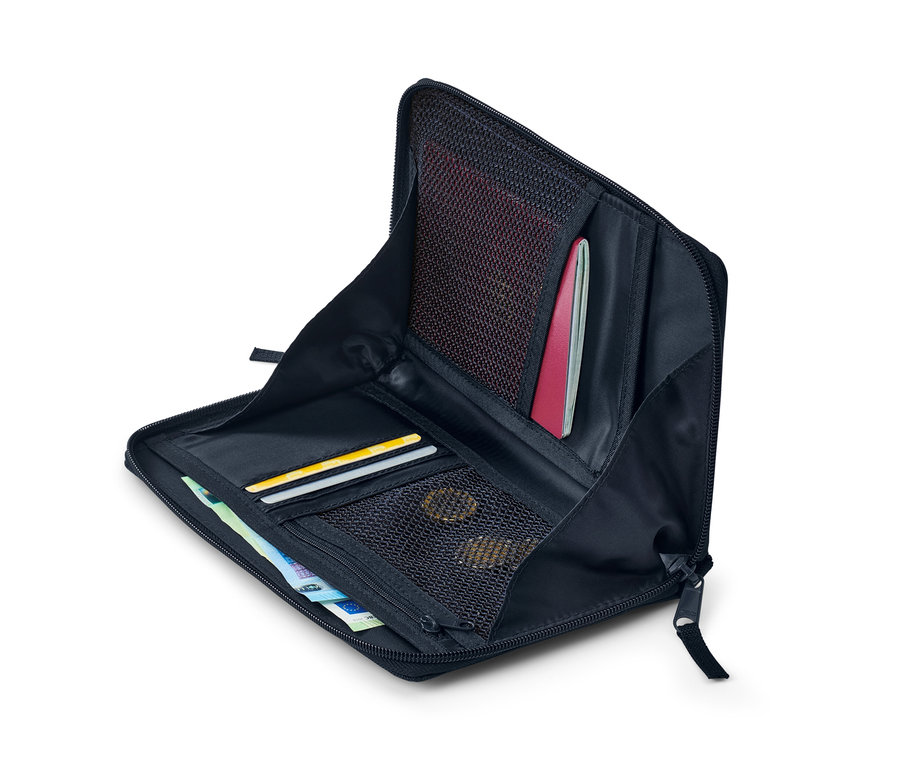 Geöffnete schwarze Dokumentenmappe mit Reisepass, Karten, Münzen und Banknoten.