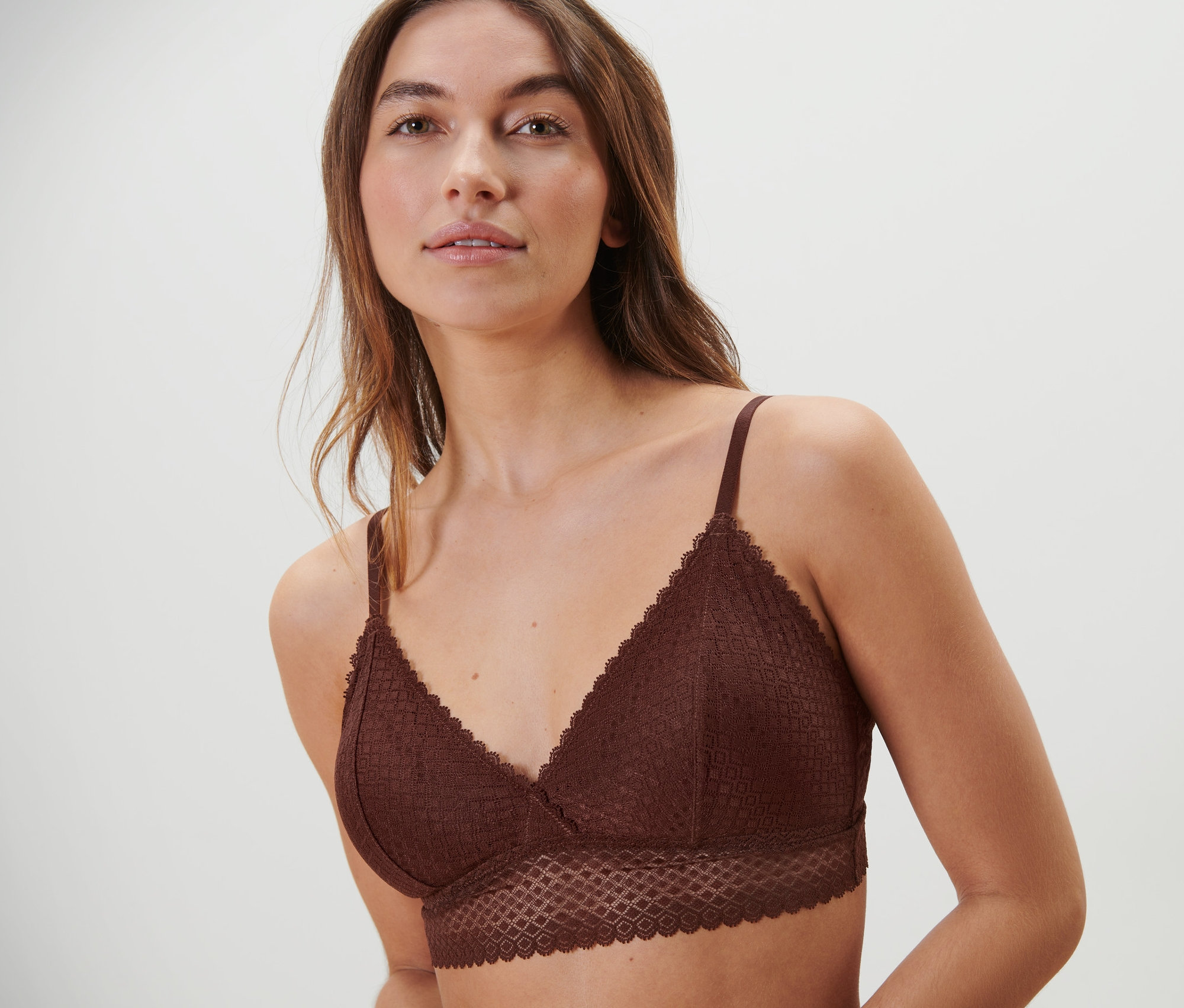 Frau trägt einen Spitzen-BH.