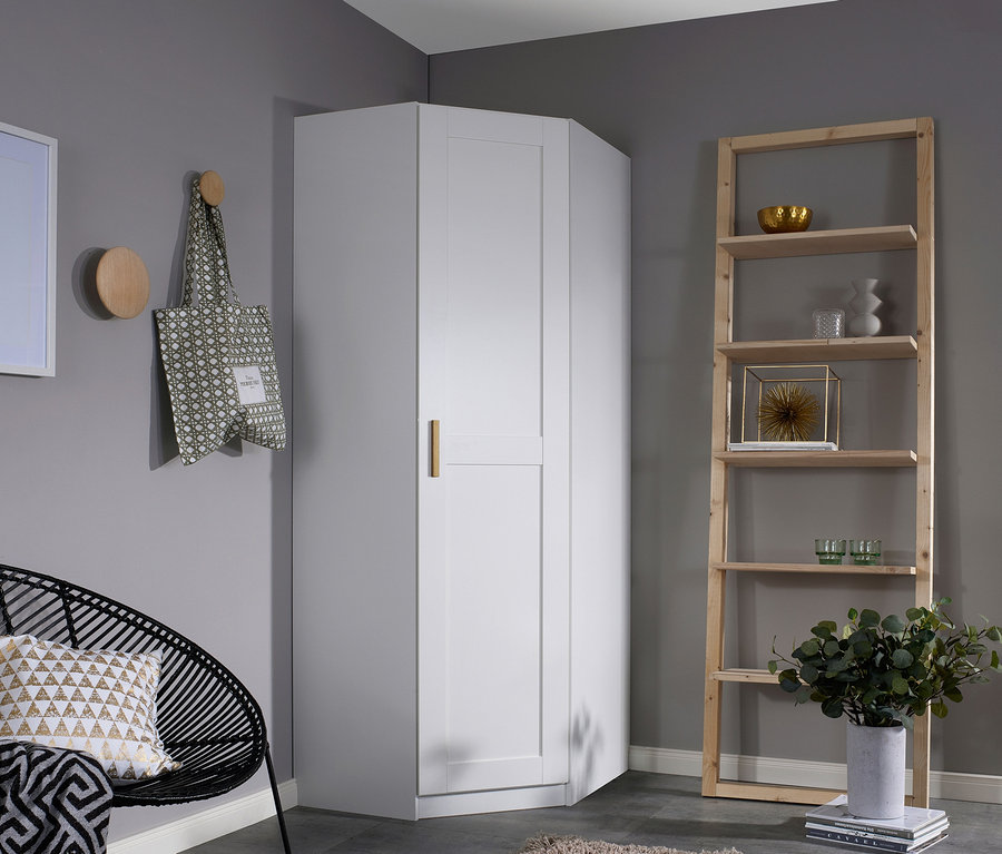 rauch Eckkleiderschrank »Fargo« in einem Interieur mit Sessel, Regal und Dekorationen.