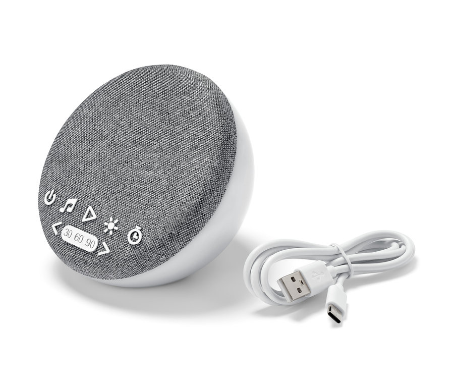 Graue Einschlafhilfe mit Lautsprecher und Naturklängen und weißem Netzkabel.