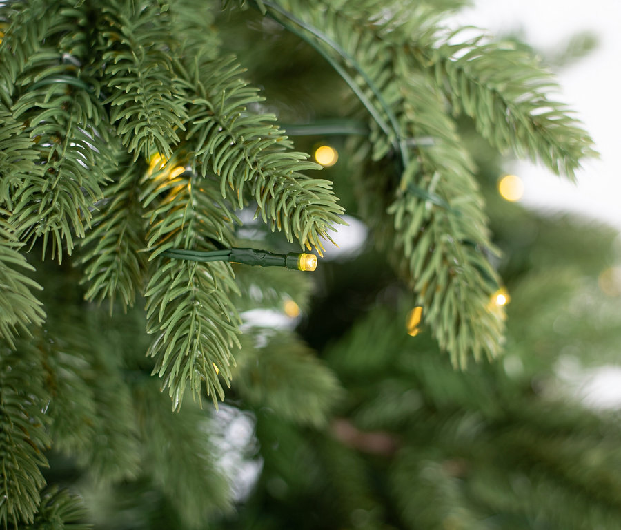 Nahaufnahme eines künstlichen Weihnachtsbaums »Roswell« mit LED-Lichterkette, 210 cm.