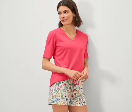 Frau trägt ein Shorty-Pyjama-Set.