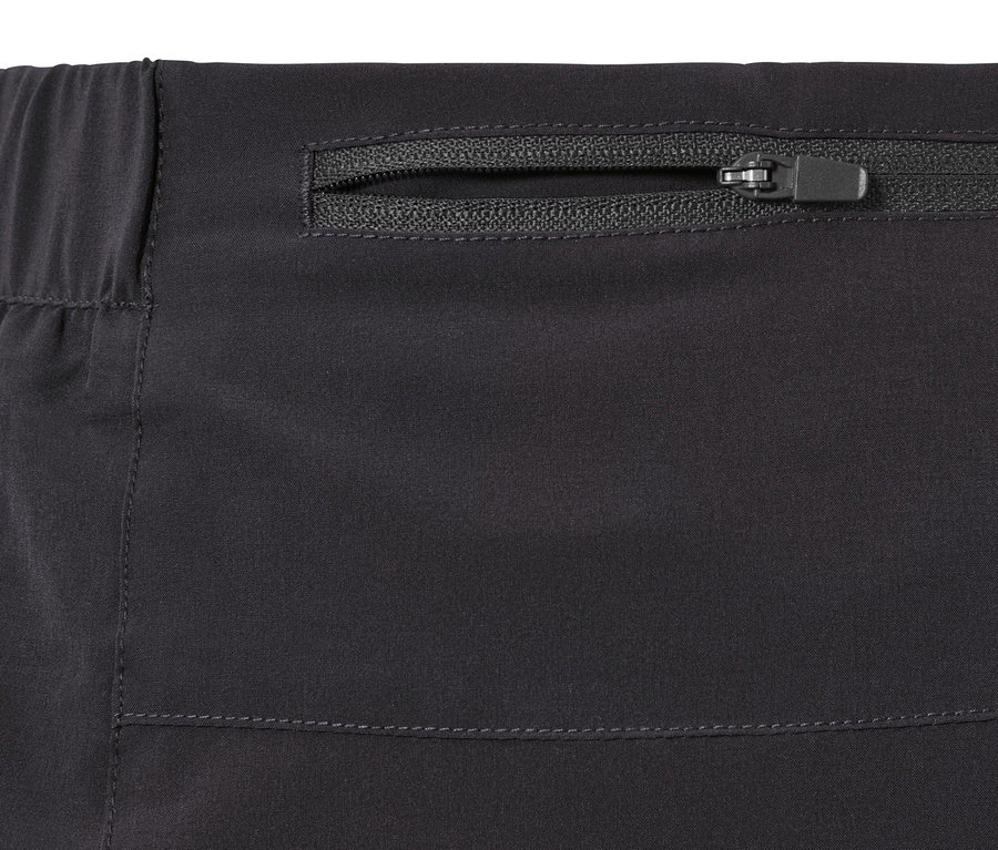 Detailaufnahme eines schwarzen Skorts mit Reissverschluss.