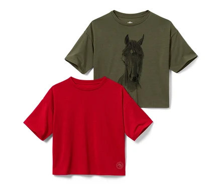 Zwei Kinder-Funktionsshirts, eins rot und eins olivgrün mit Pferdebild.