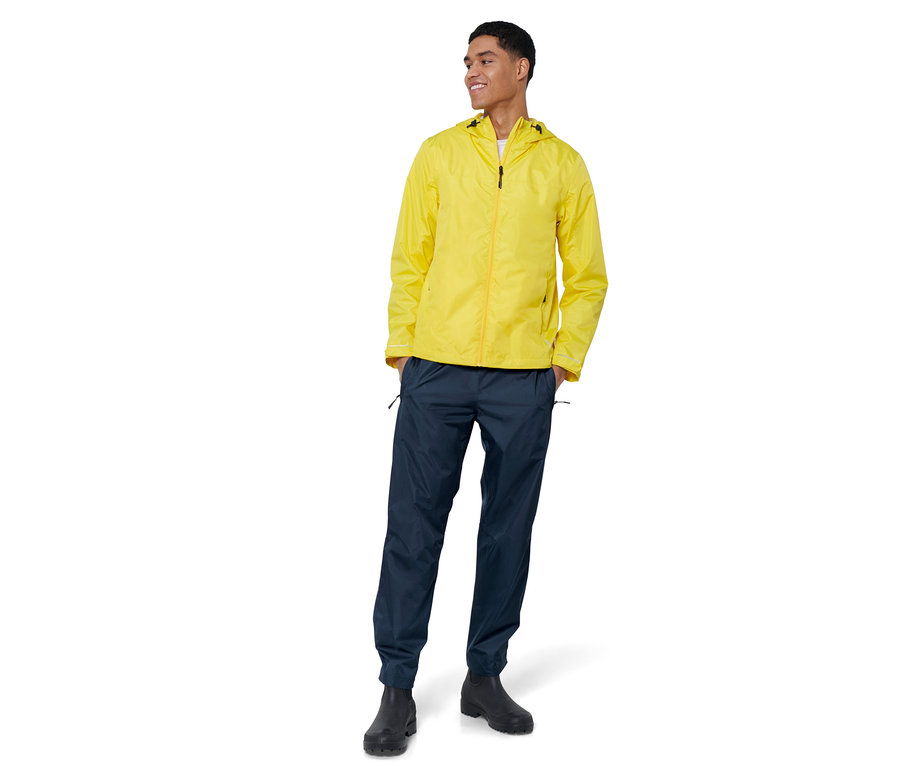 Mann trägt gelbe Jacke und Unisex-Regenhose.