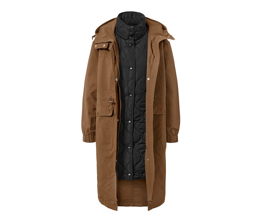 Ein brauner Parka mit einer schwarzen Weste.