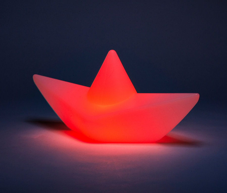 Nahaufnahme einer rot leuchtenden Goodnight Light LED-Leuchte »Boot«.