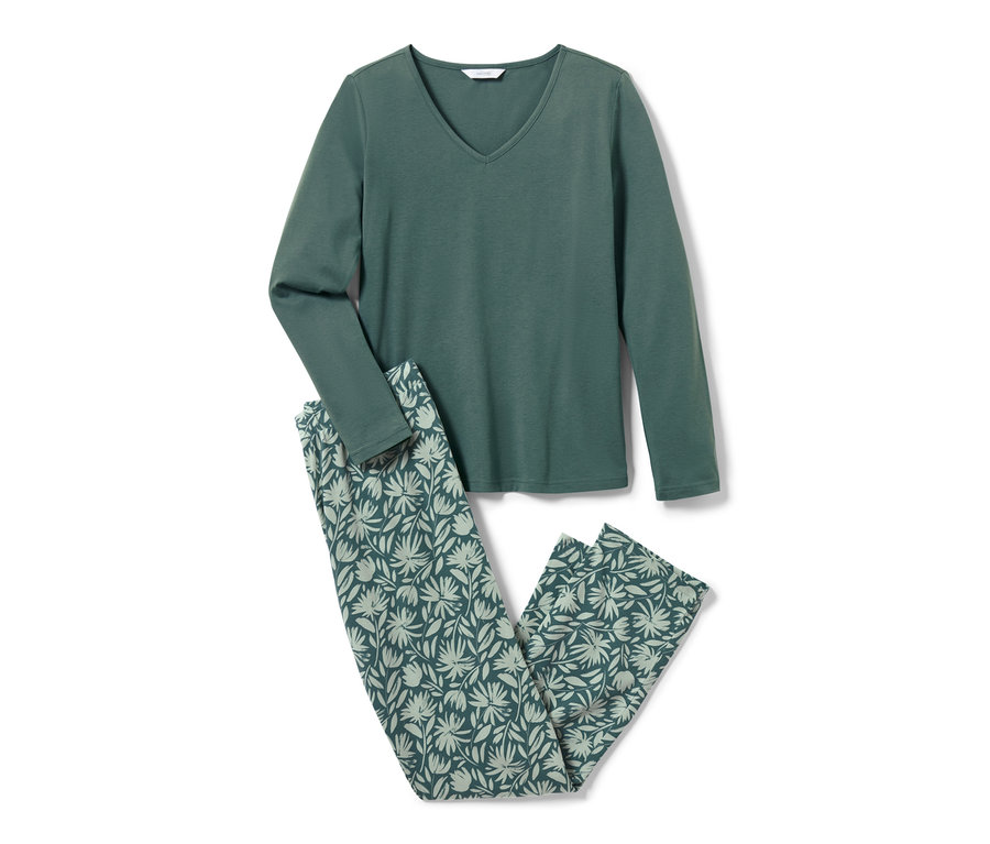 Ein grüner Pyjama mit langen Ärmeln und einer floralen Hose.