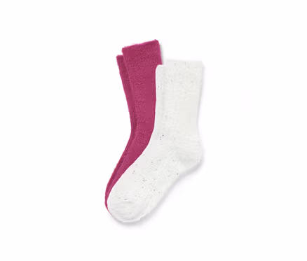 Zwei Paar flauschige Kuschelsocken mit Effektgarn, ein Paar lila, ein Paar weiß.