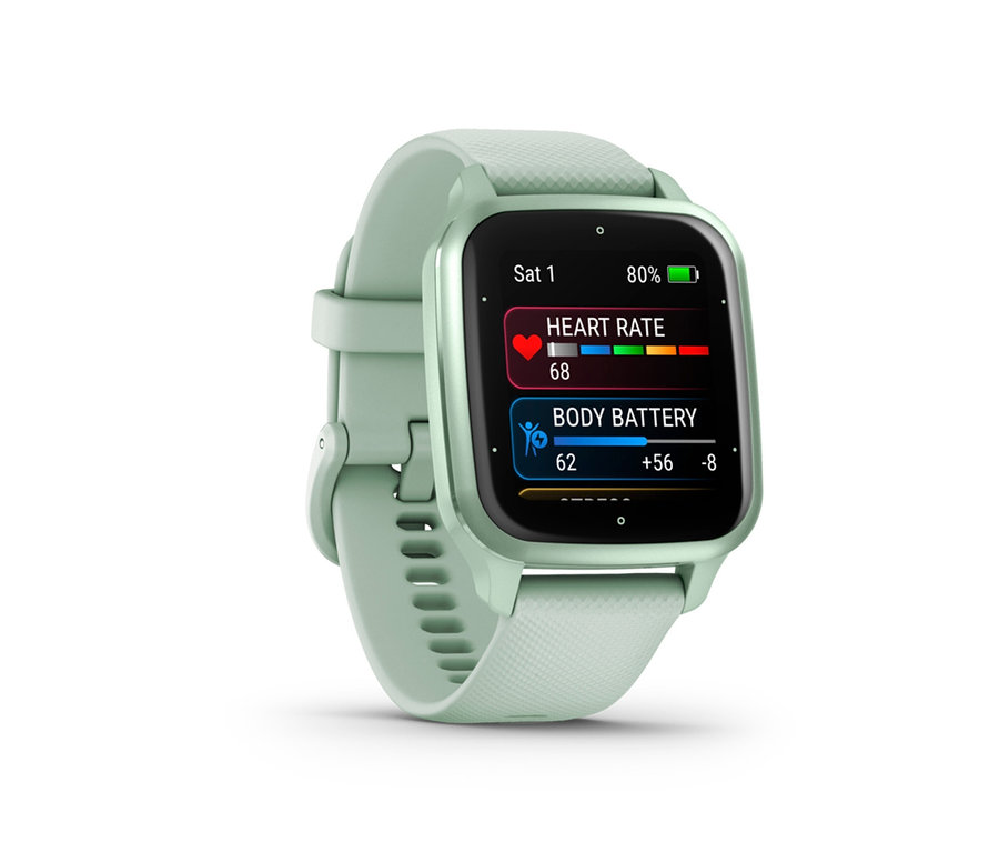 Nahaufnahme einer mintfarbenen GARMIN Venu SQ2 Smartwatch, die Herzfrequenz und Batteriestatus auf dem Display anzeigt.