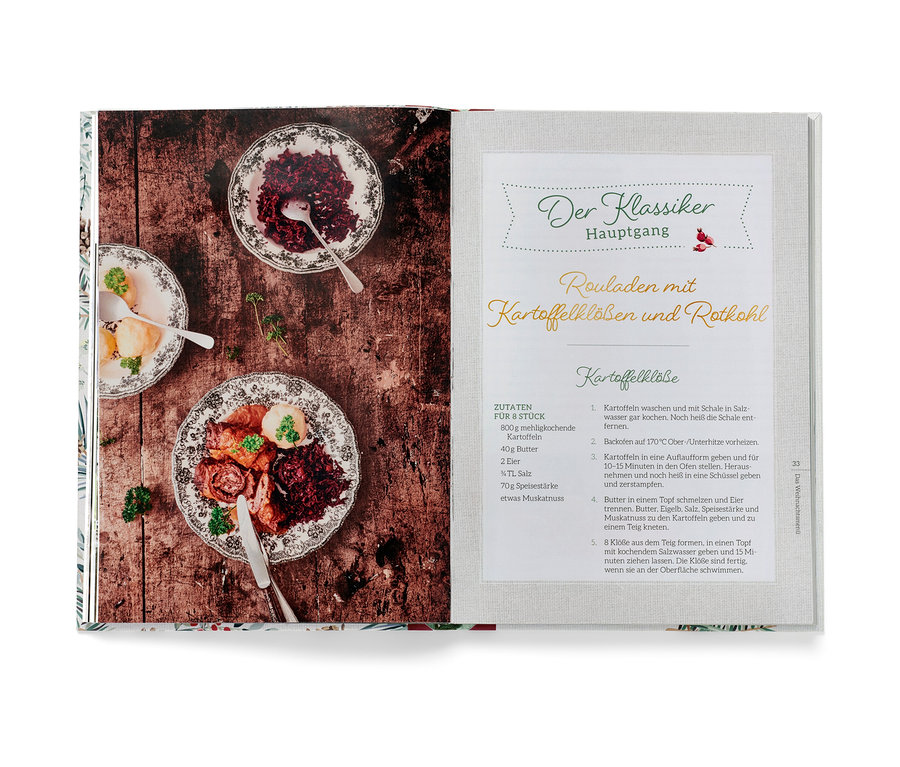 Offenes Kochbuch mit Rezept und Fotos von drei Tellern mit Rouladen, Kartoffelknödeln und Rotkohl. Buch »Christmas is a feeling«