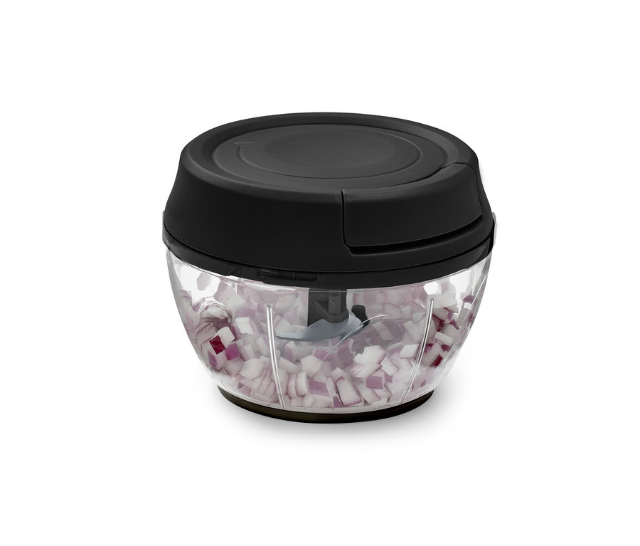 Ein manueller Multizerkleinerer gefüllt mit geschnittener Zwiebel.