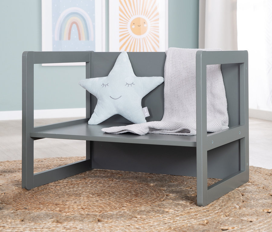 Anthrazitfarbene roba 3-in-1-Kindersitzgruppe mit antikem Waschlappen und Sternkissen auf einem Juteteppich.