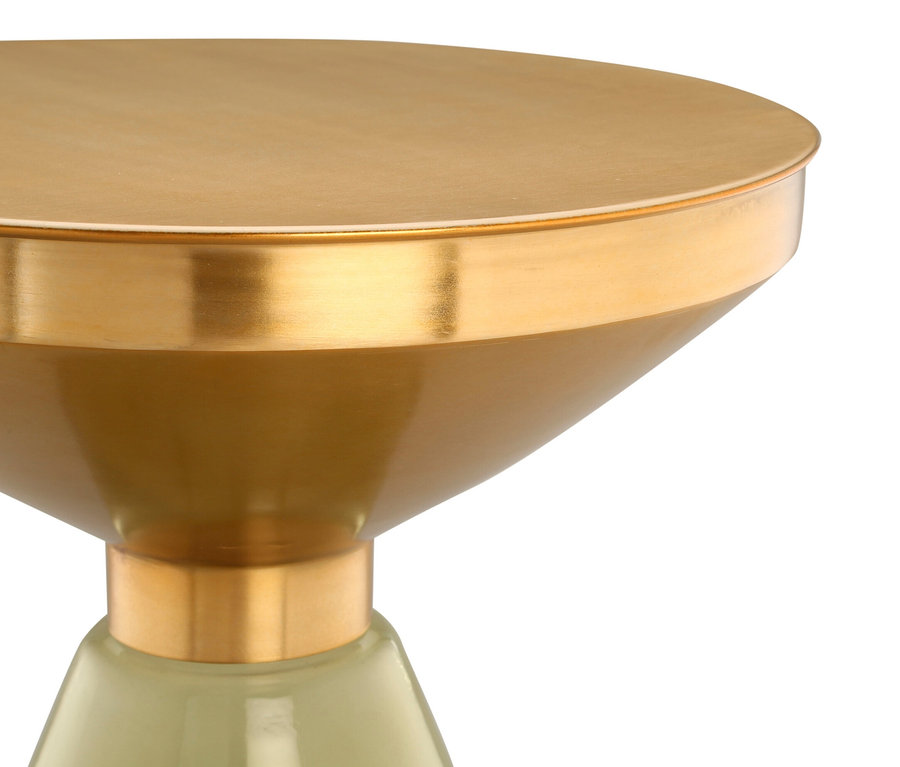 Nahaufnahme des Kayoom Beistelltischs »Roman« mit goldener Tischplatte und hellgrünem Sockel.