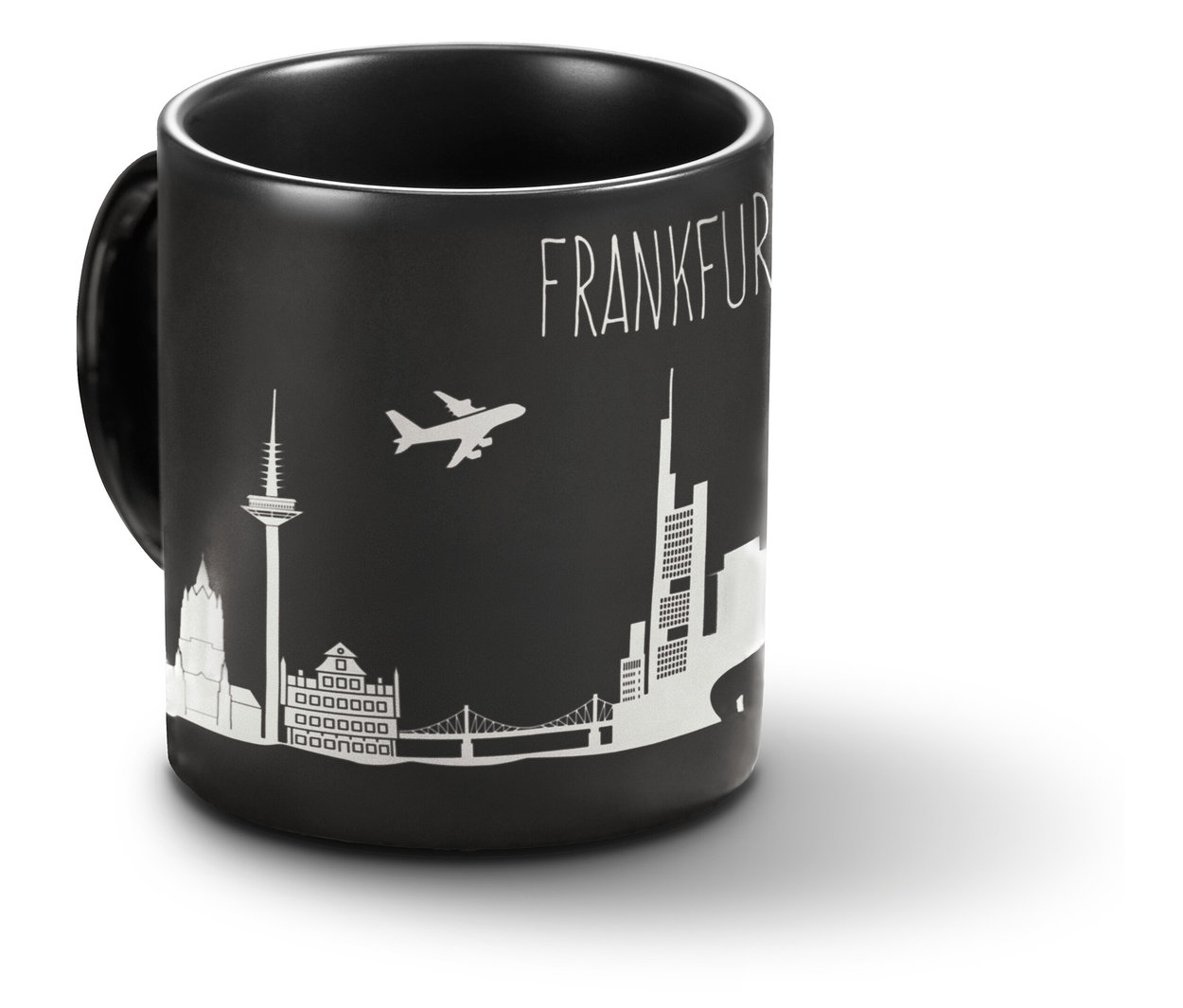 Ein schwarzer Kaffeebecher mit einer weißen Skyline von Frankfurt.