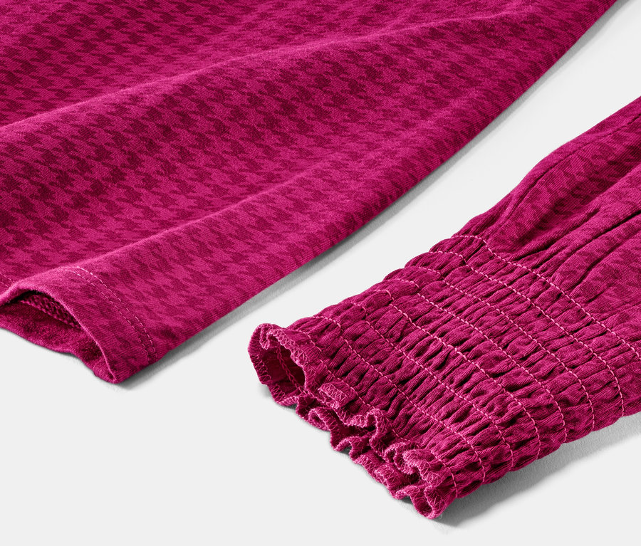 Detailansicht eines bedruckten Blusenshirts mit Stehkragen.