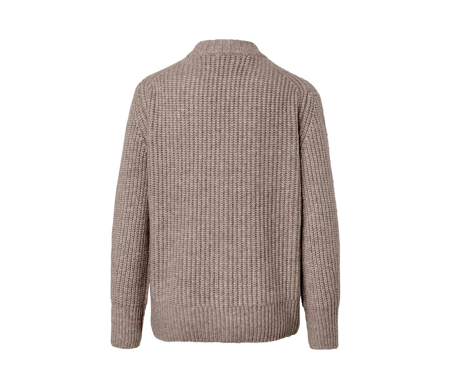 Rückansicht eines taupefarbenen, gerippten Grobstrick-Cardigans.