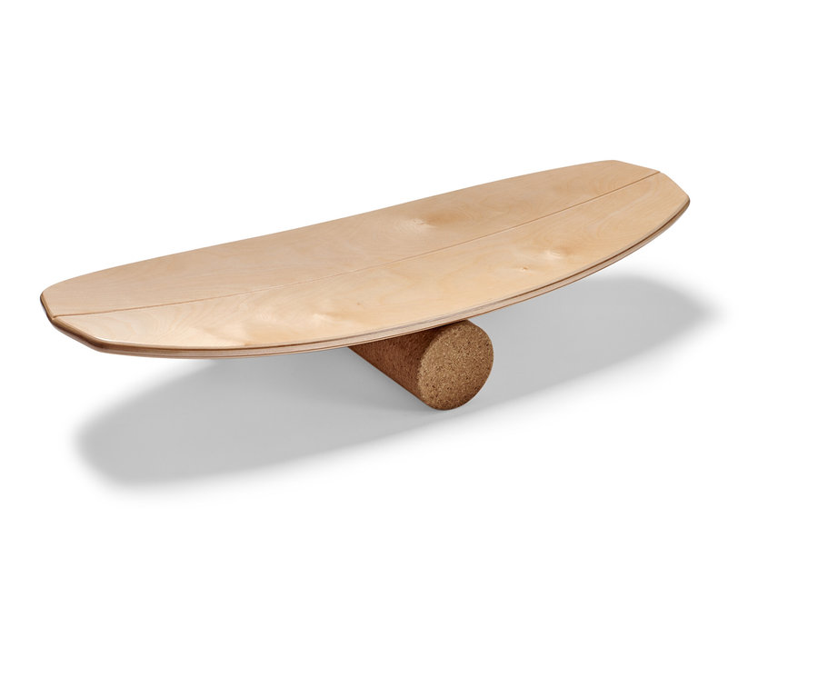 Ein Balance-Board aus Holz auf einer Korkrolle.