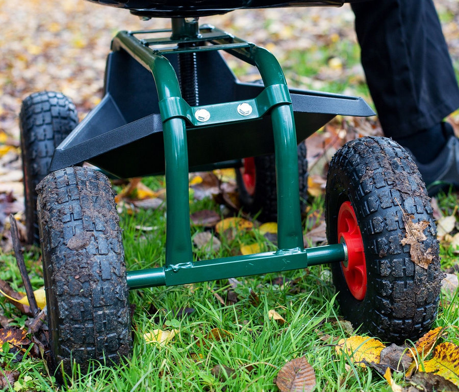 Mann sitzt auf einem grünen Outdoor-Rollsitz »Deluxe«, inkl. Schutzhülle auf einer Wiese.