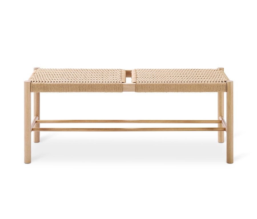 Holzbank mit geflochtener Sitzfläche.