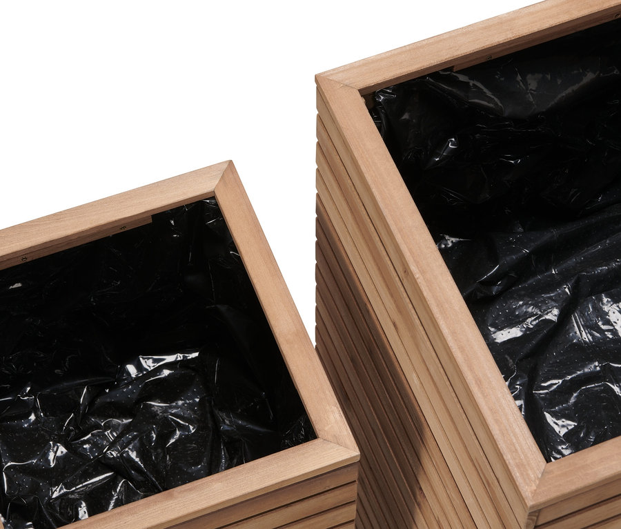 Zwei leere Pflanzsäulen »Tinus« mit schwarzem Einsatz.