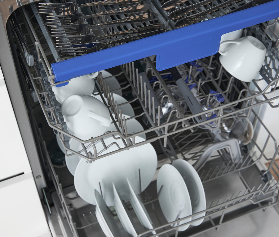 Innenansicht eines Respekta vollintegrierter-Geschirrspülers »GSP60IBAV«, ca. 60 cm, E (von A bis G) mit weißen Tellern, Tassen und silbernem Besteck.