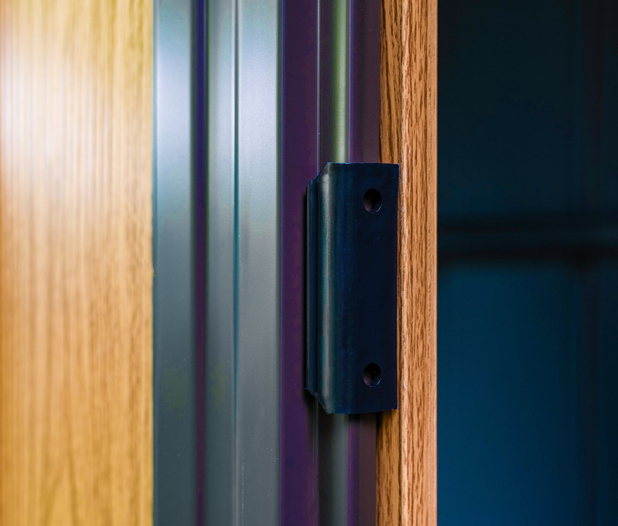 Detailansicht eines Metallschlosses an einer Holztür des Metallgerätehauses »Woodlake 6x5«.