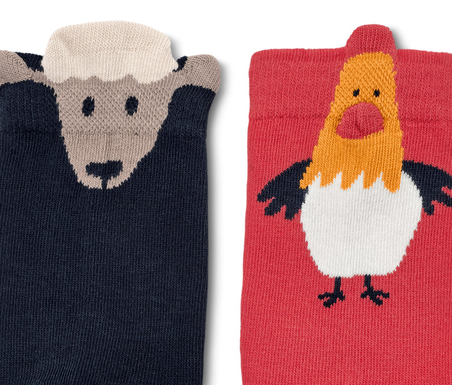 Zwei Paar Kleinkind-Socken, 3D. Ein Paar ist dunkelblau mit einem Schaf, das andere rot mit einem Hahn.